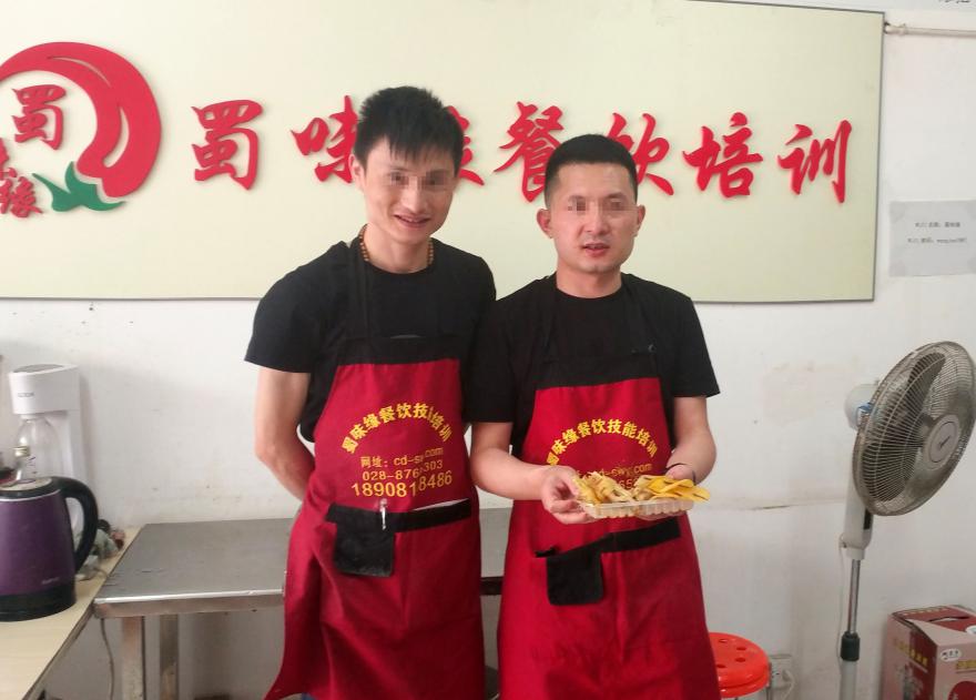 蜀味緣指導學清真同學做串串香