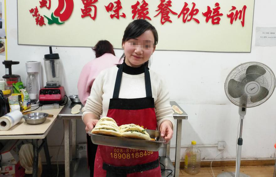 美女學員在蜀味緣學習做肉夾饃